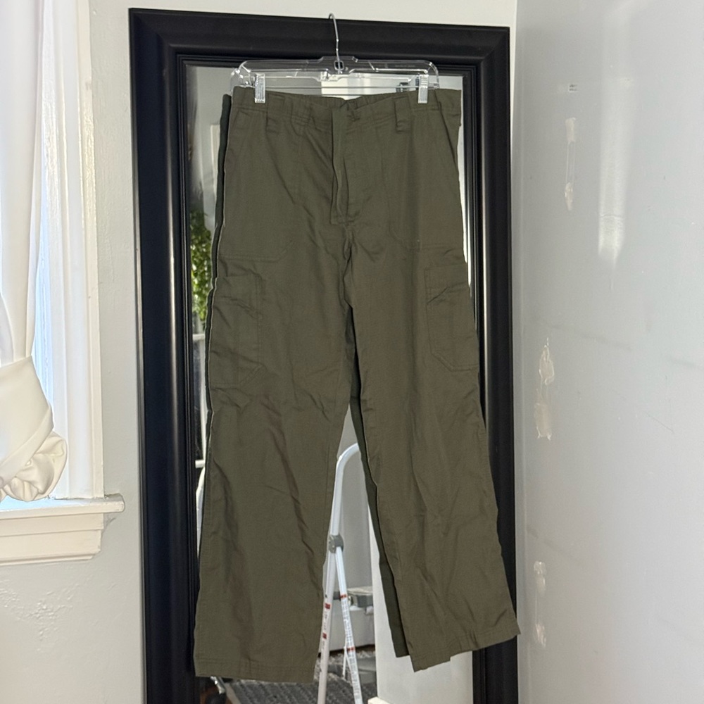 Carhartt Green Cargo Pants with Relaxed Fit and Sturdy Material
